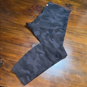 LULULEMON CAMO WUNDER UNDER YOGA PANTS🍋